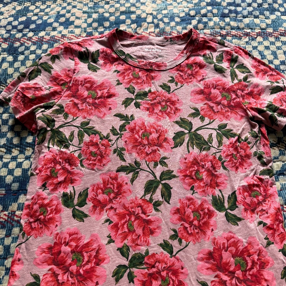 Old navy tee shirt